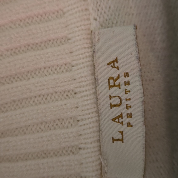 LAURA PETITE white cable knit sweater. Womens estimated M, PTP 23 - Picture 2 of 7